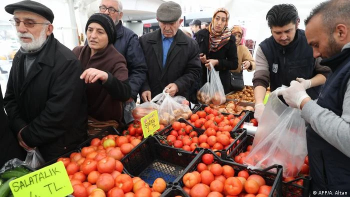 Τουρκία: Πολίτες αγοράζουν σάπια λαχανικά και μπαγιάτικο ψωμί